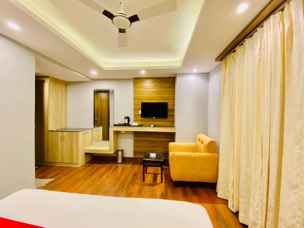 The Eleganza Hotell Jhājra Eksteriør bilde