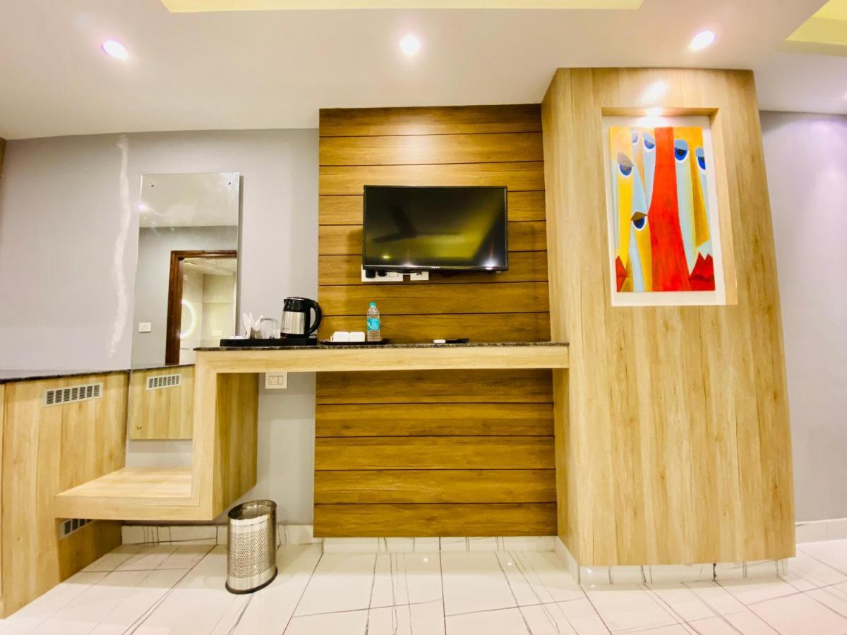 The Eleganza Hotell Jhājra Eksteriør bilde