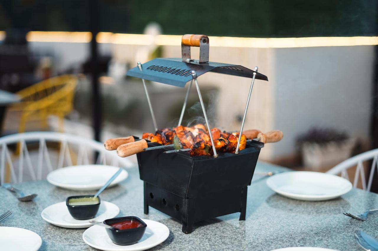 The Eleganza Hotell Jhājra Eksteriør bilde